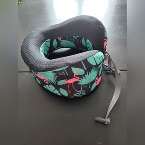 lug Snuz Wrap Travel pillow in Flamingo black